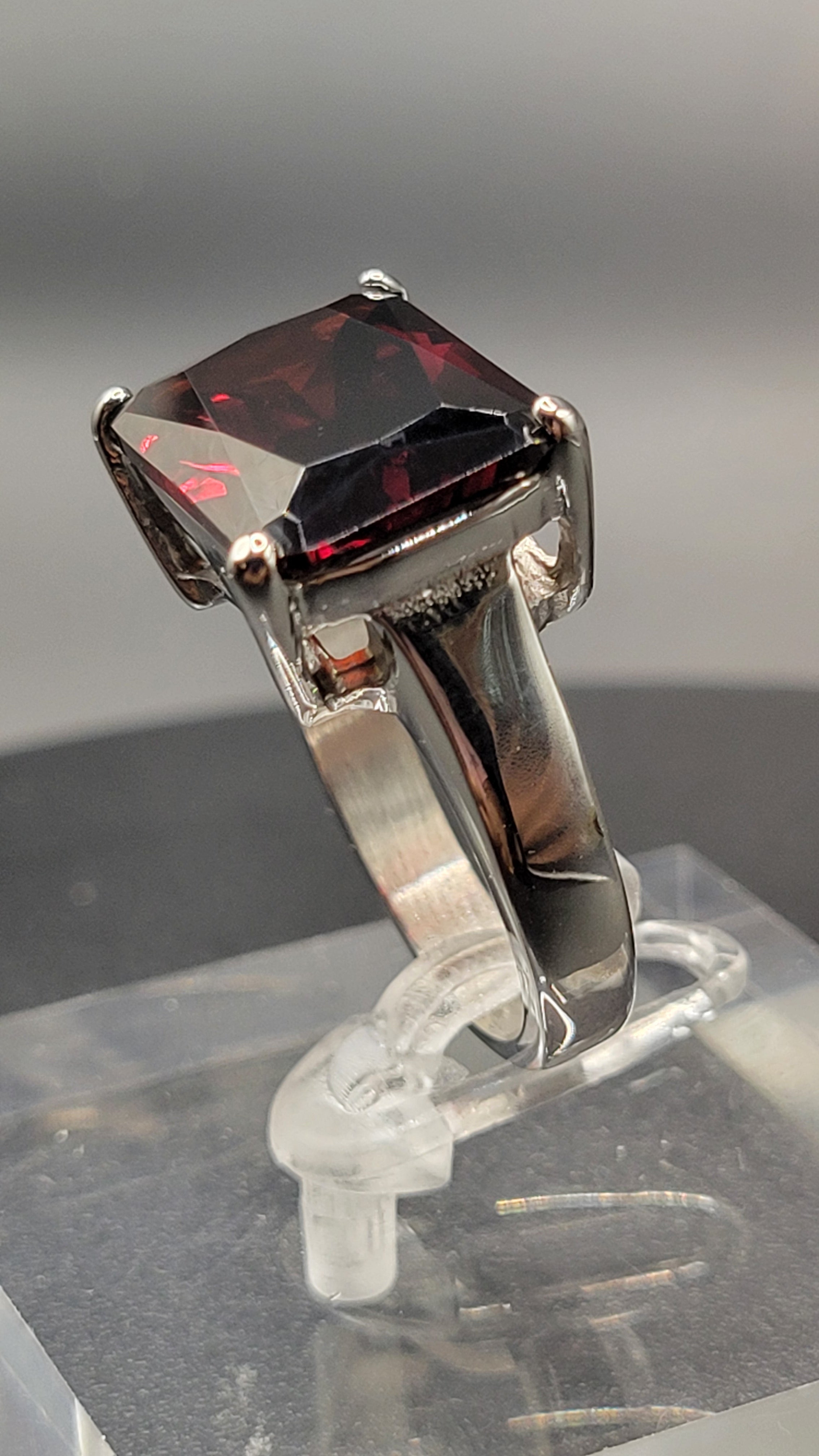 RED CRYSTAL RING  SZ 8