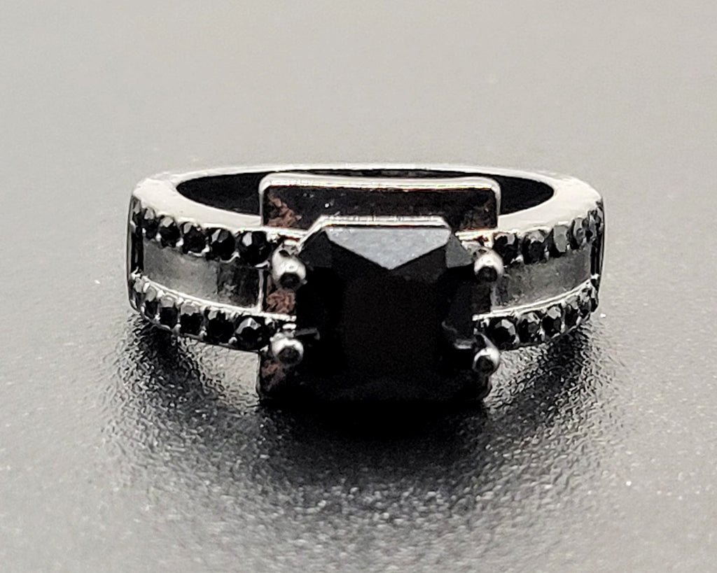 BLACK GEM RING SZ 8