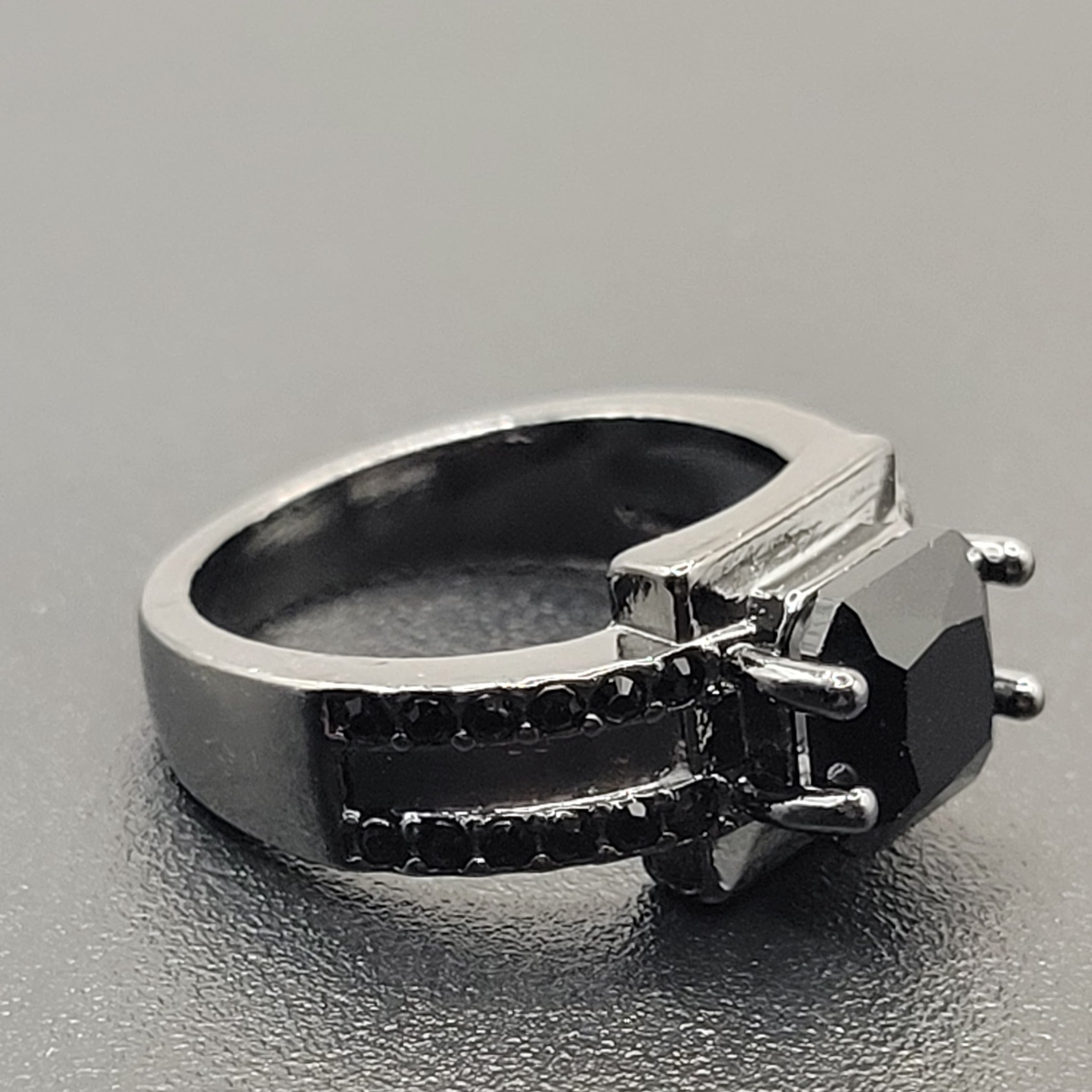BLACK GEM RING SZ 8