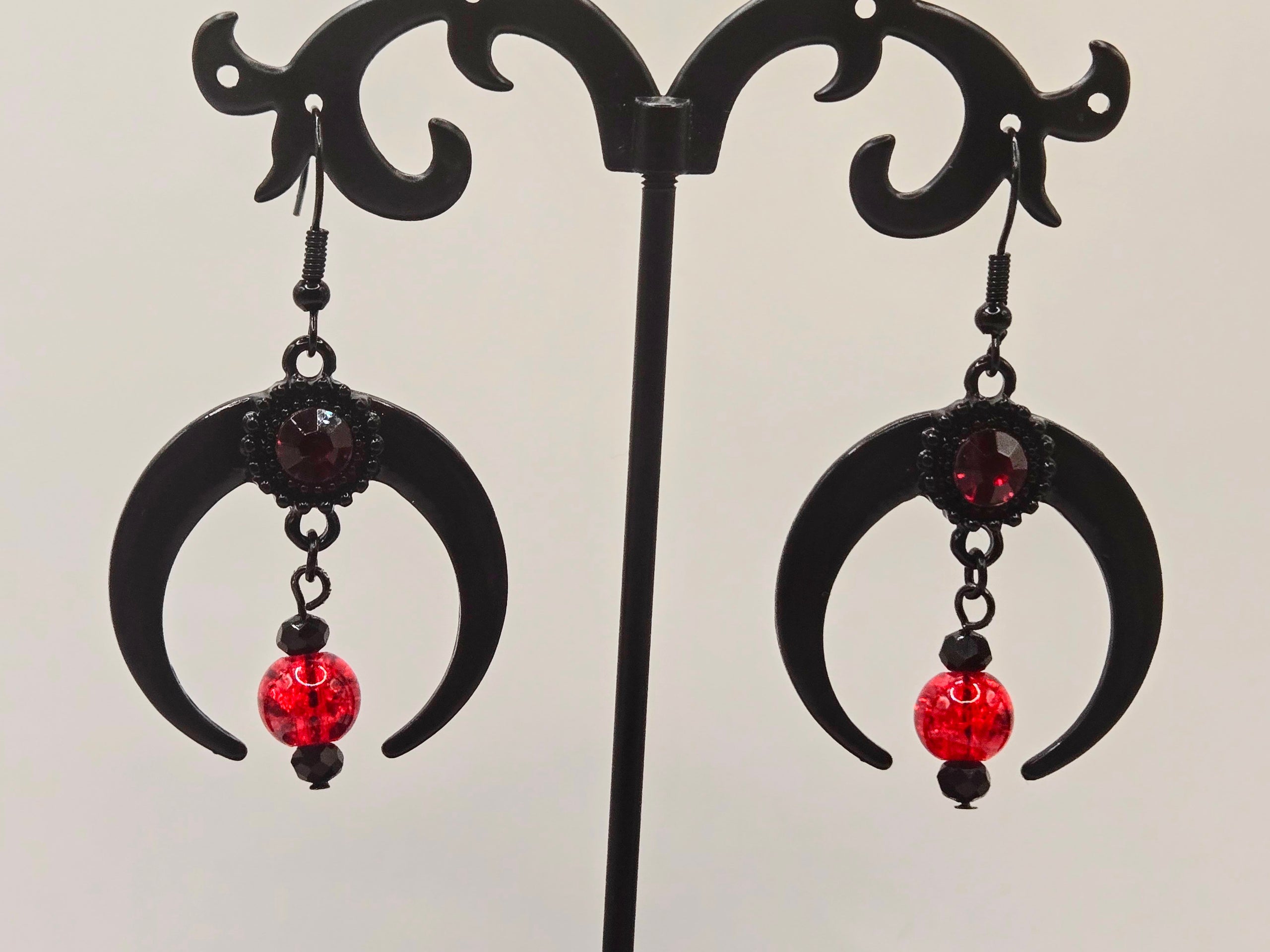 GOTHIK MOON DANGLE