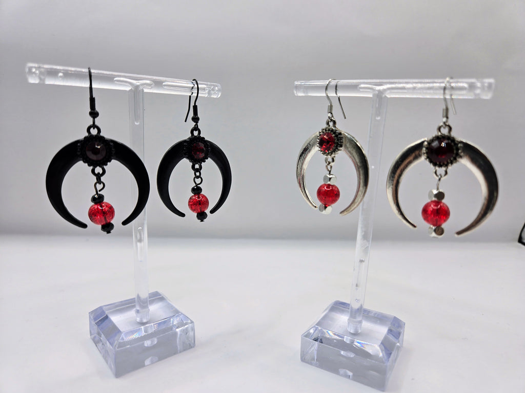 GOTHIK MOON DANGLE