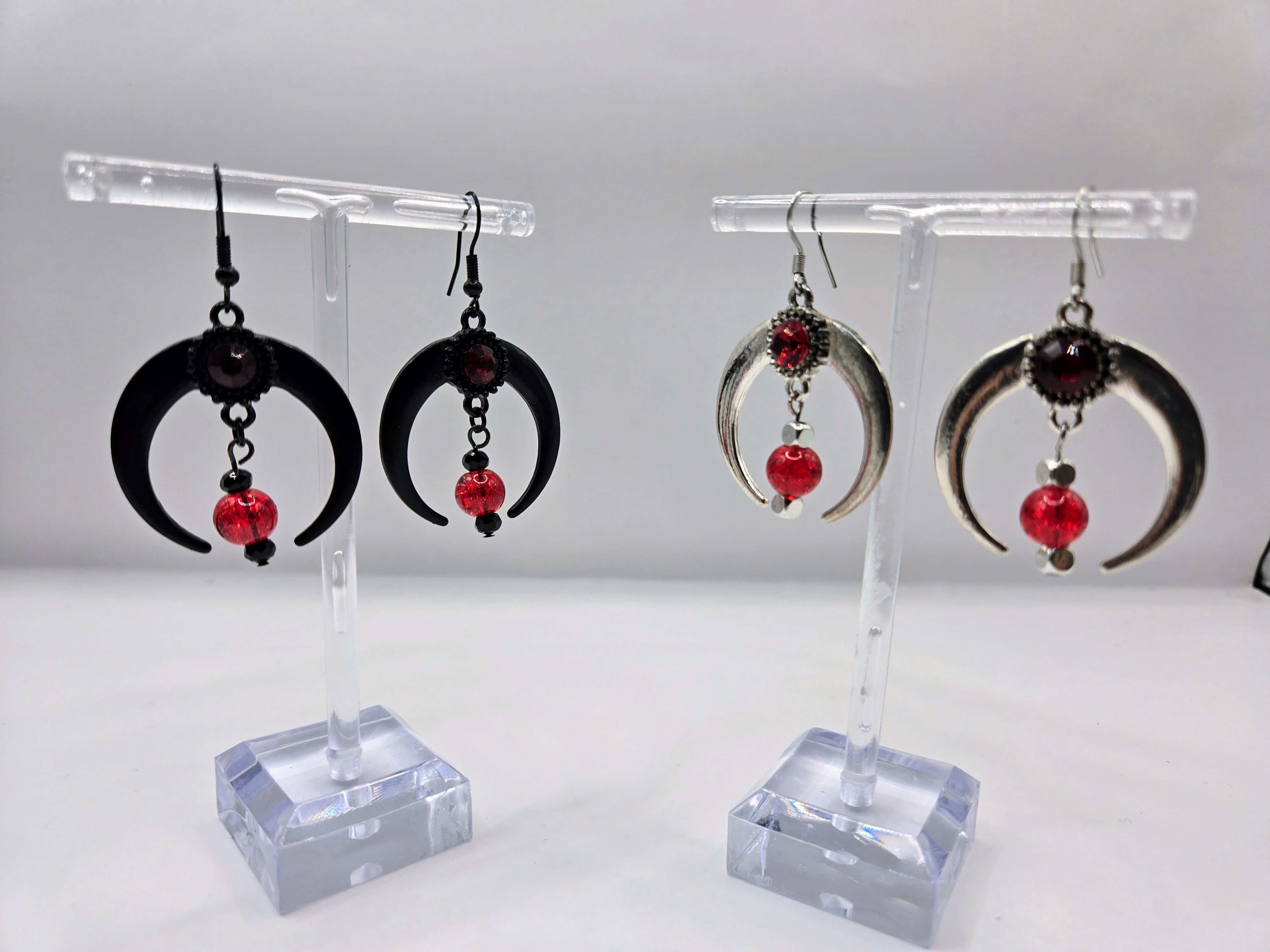 GOTHIK MOON DANGLE