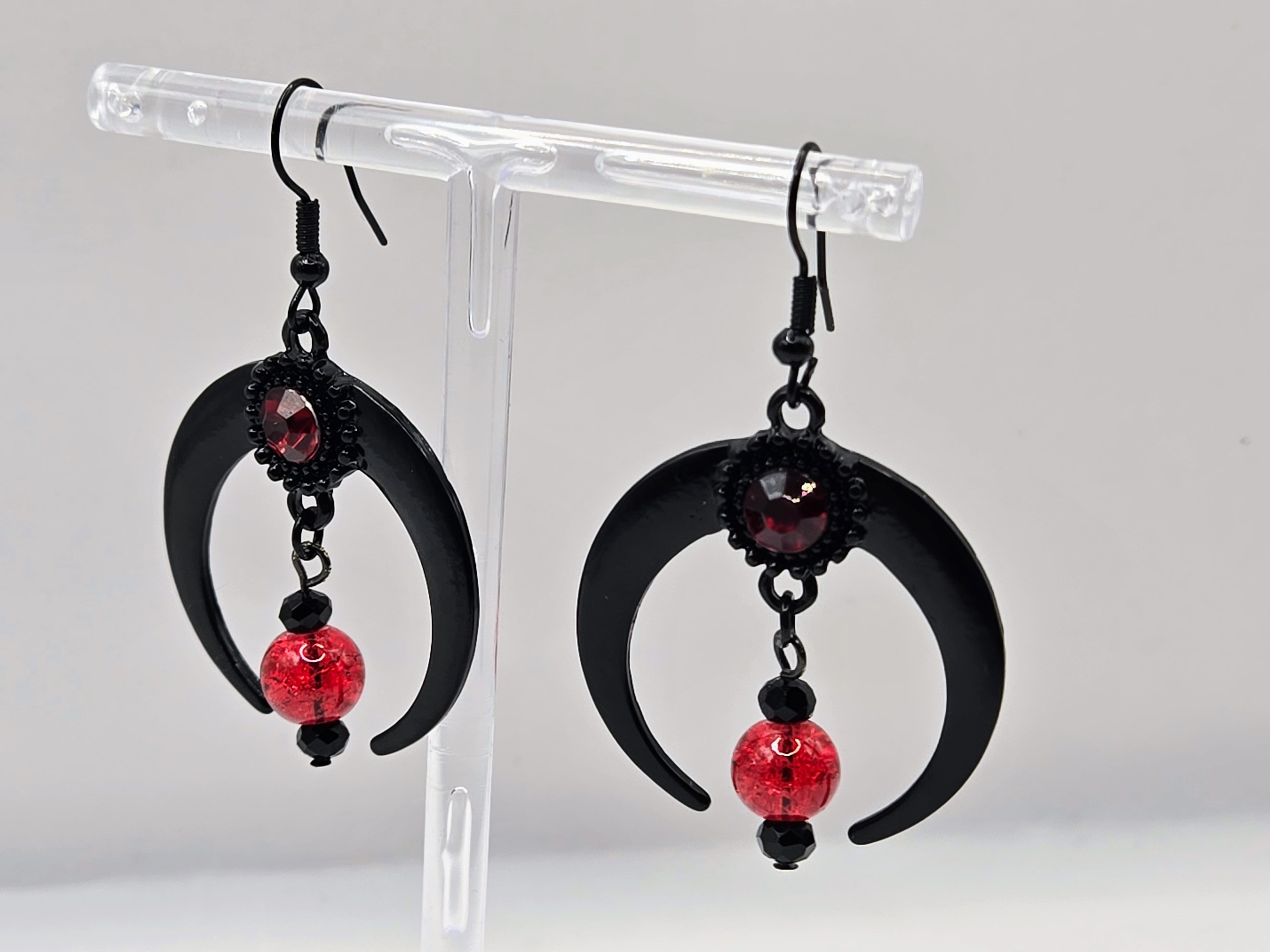 GOTHIK MOON DANGLE