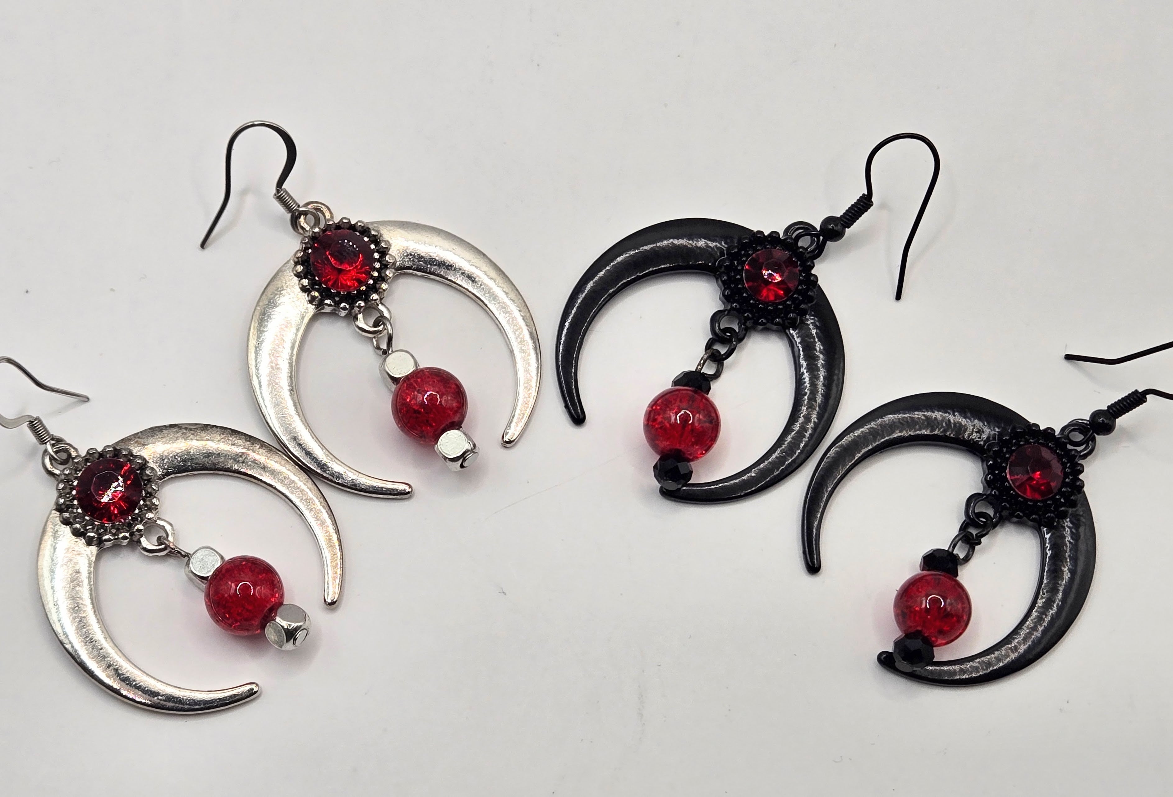 GOTHIK MOON DANGLE