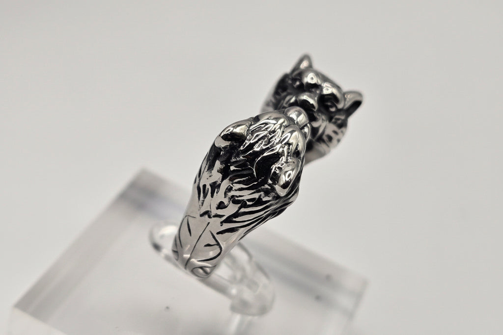 DOUBLE WOLF HEAD RING