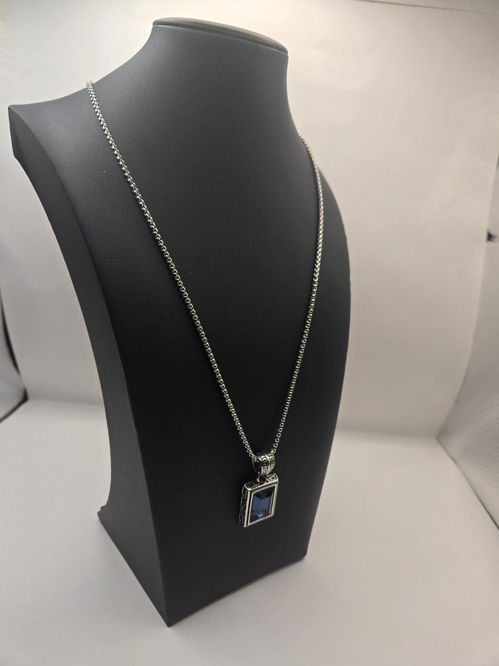 LONDON BLUE GEM PENDANT