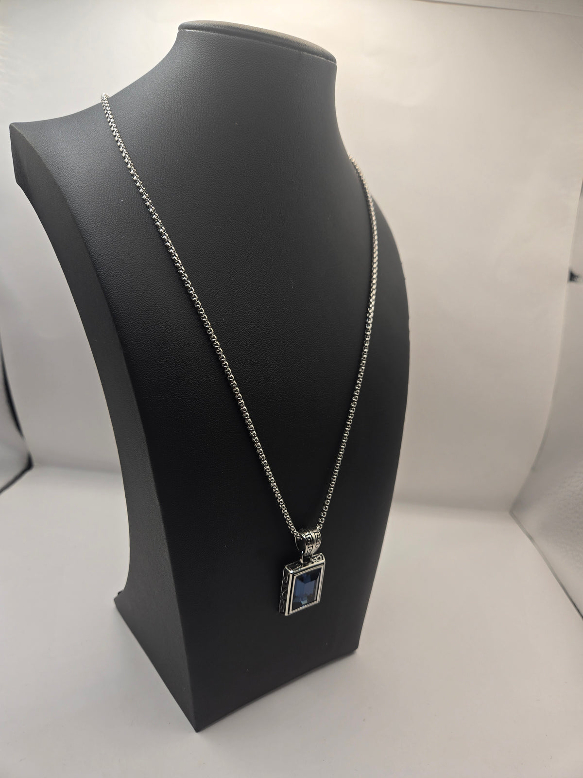 LONDON BLUE GEM PENDANT