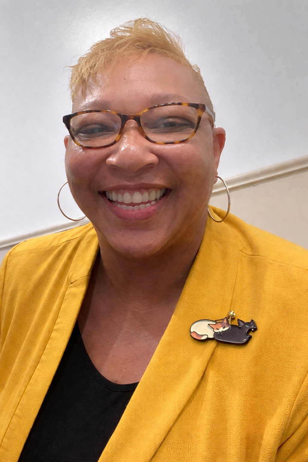 SCAPPY AND PEARL LAPEL PIN