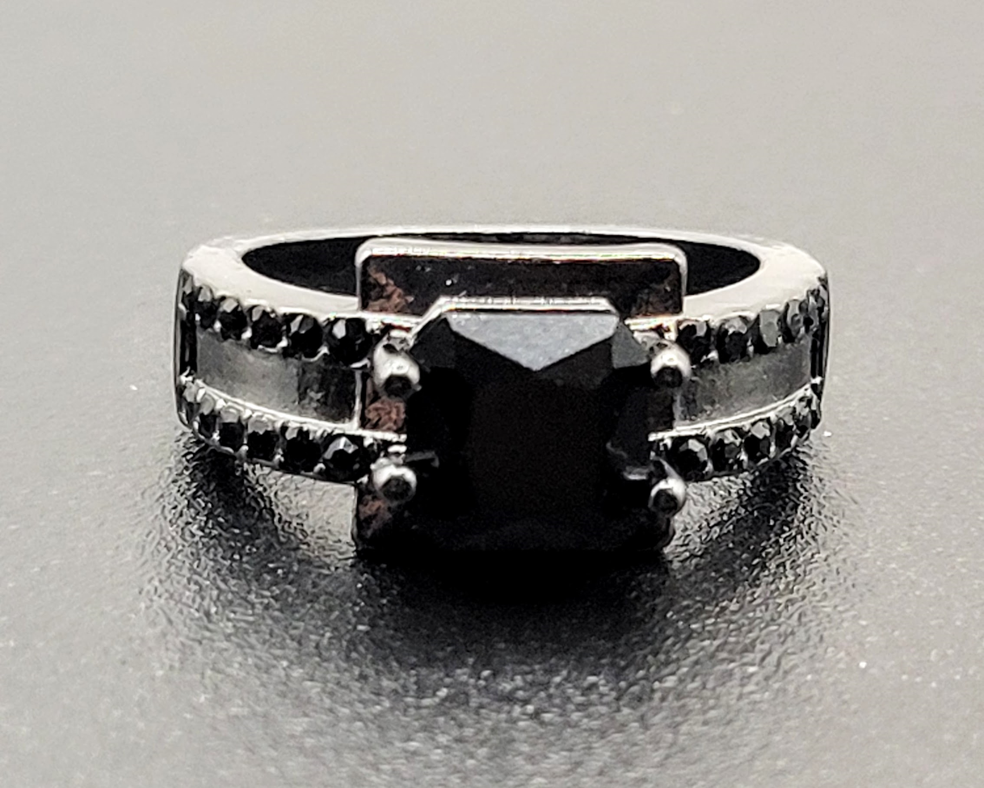 BLACK GEM RING SZ 8