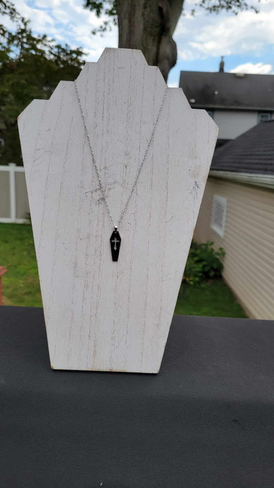 PINCH TOE COFFIN PENDANT