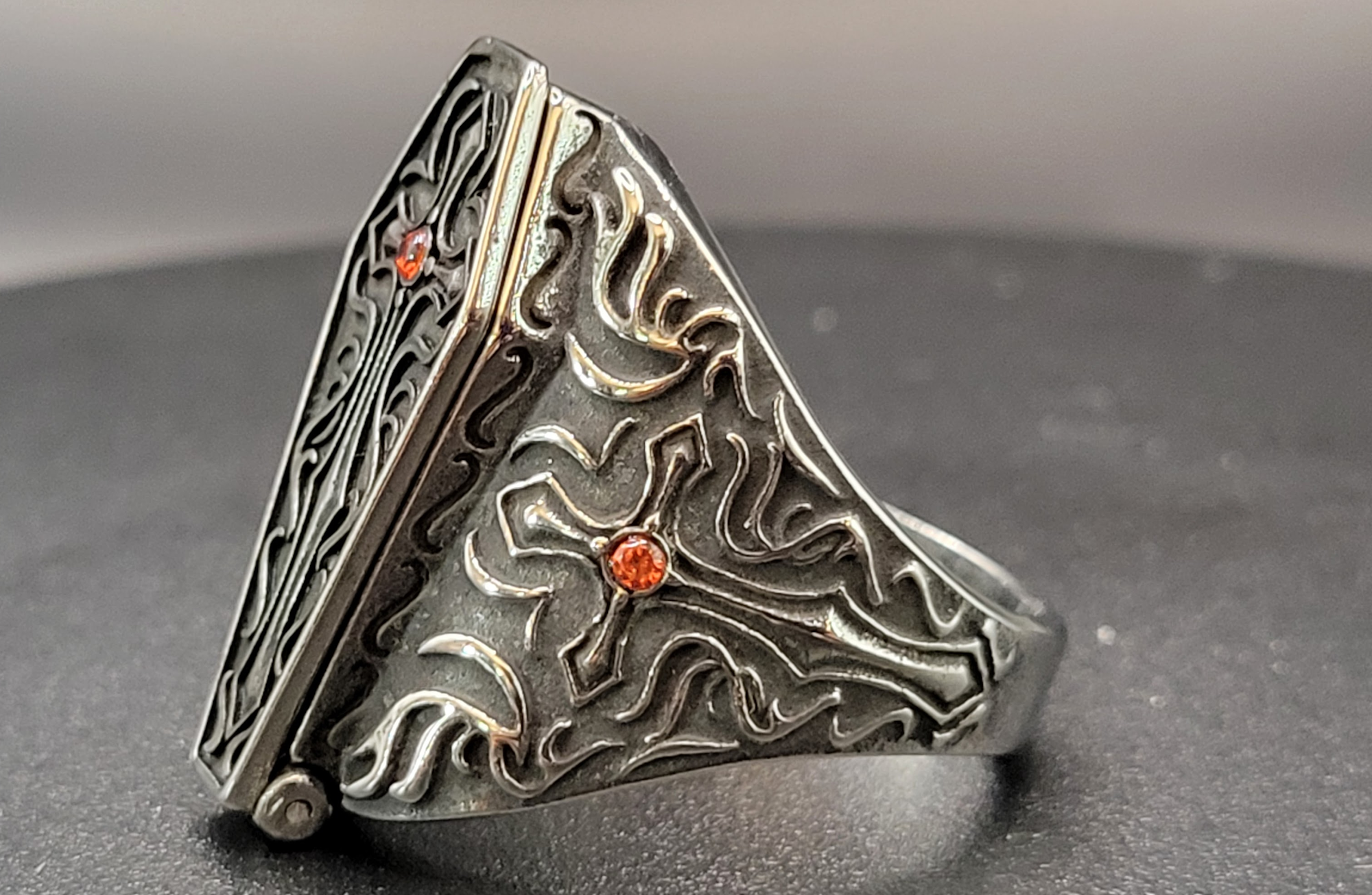 COFFIN PILLBOX RING