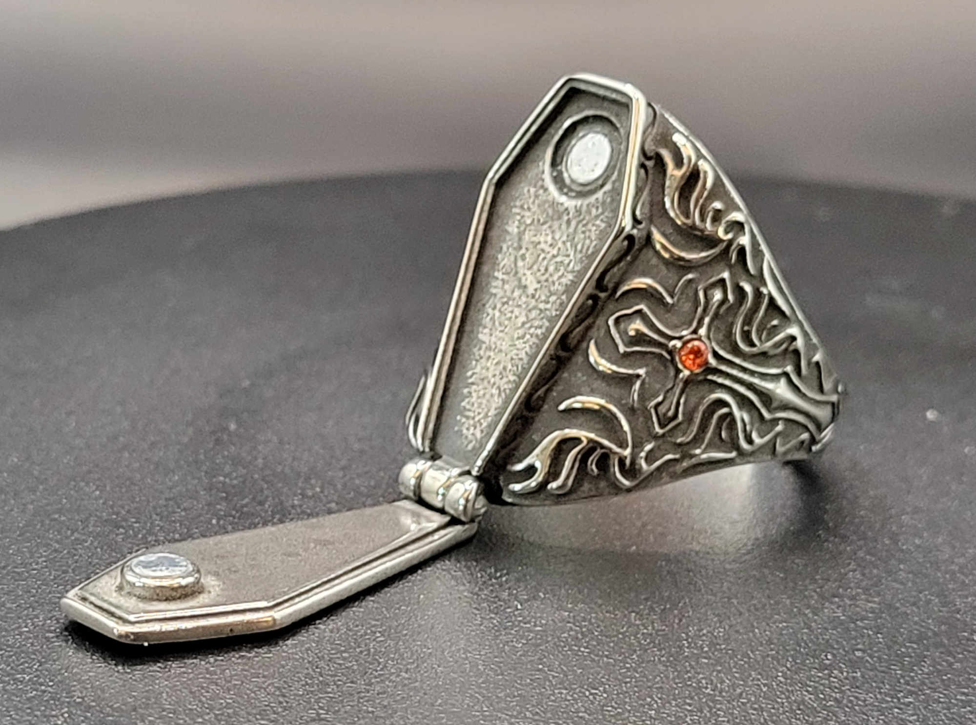 COFFIN PILLBOX RING
