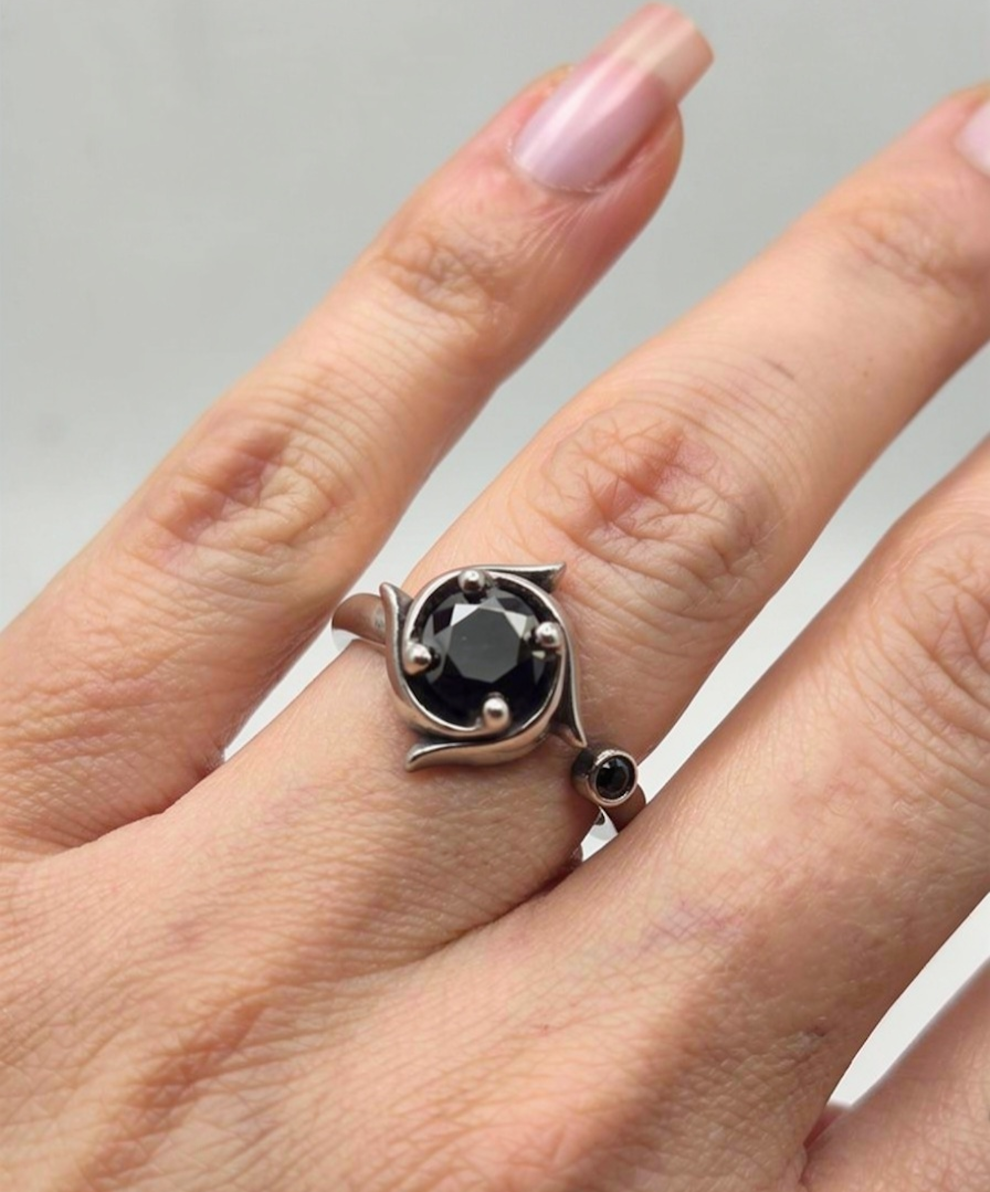 OBISIDAN THORNS SPINNER RING